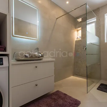 Smaragd - Saphir - Luxury With Shared Pool Apartment Makarska