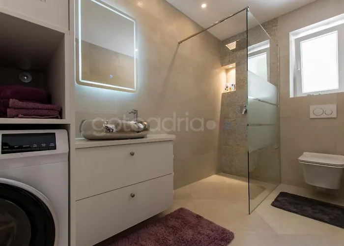 Smaragd - Saphir - Luxury With Shared Pool Apartment Makarska