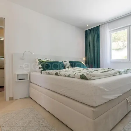 Apartment Smaragd - Saphir - Luxury With Shared Pool Makarska
