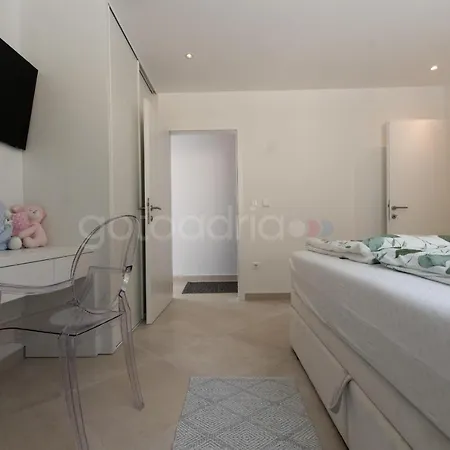 Apartament Smaragd - Saphir - Luxury With Shared Pool Makarska