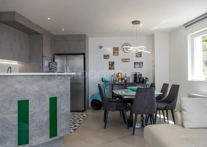 Smaragd - Saphir - Luxury With Shared Pool Makarska