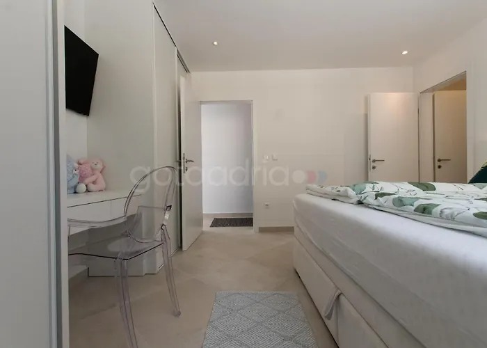 Apartamento Smaragd - Saphir - Luxury With Shared Pool Makarska